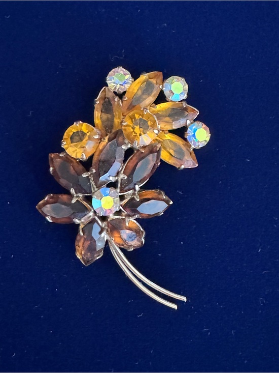 Jewelry - Vintage rhinestone topaz &Ab’s brooch